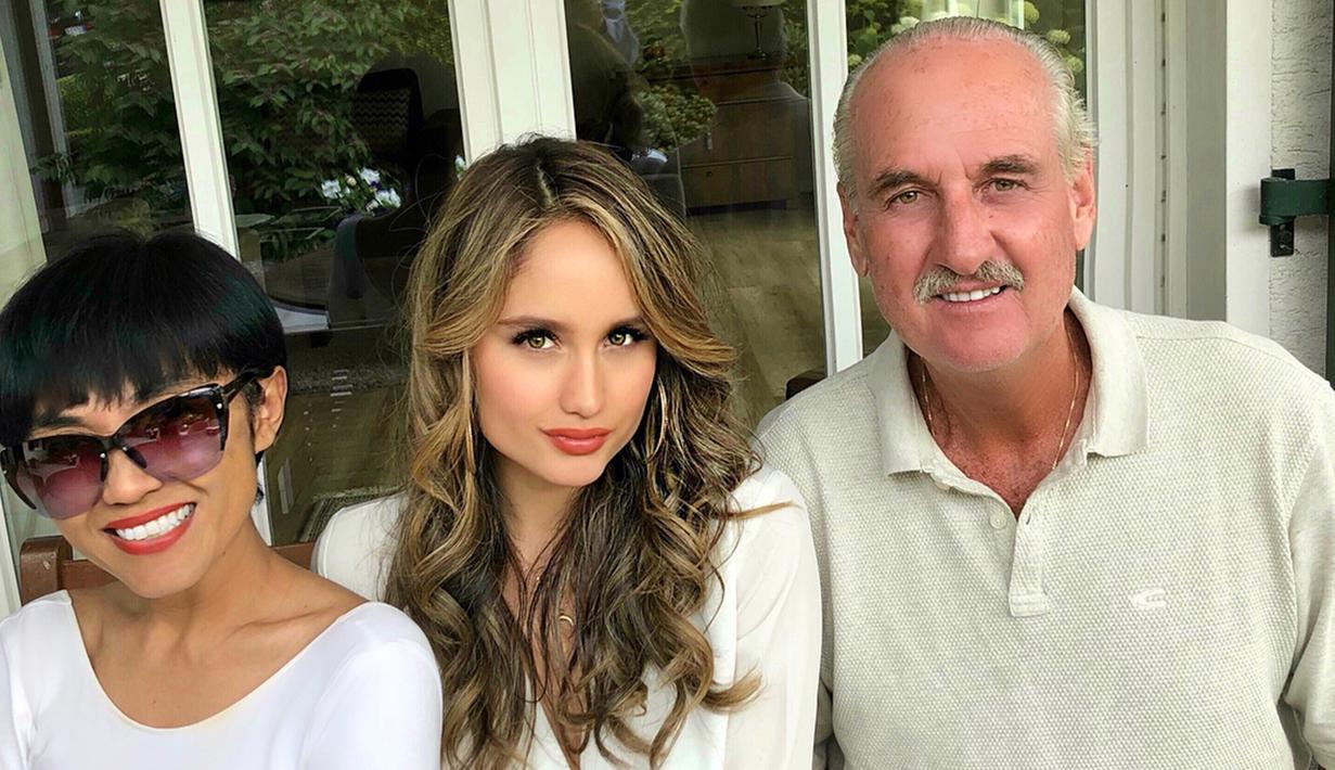Cinta Laura Pertama Kali Lebaran Bareng Orang Tua