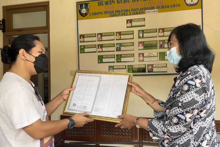 Kepala SDN 111 Tirtoyoso Tunjukkan Salinan Ijazah Jokowi, Dipajang karena Bangga